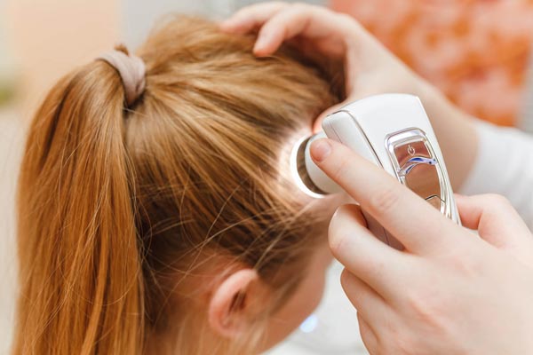 //meinehaarklinik.de/wp-content/uploads/2019/02/Haarausfalltherapie-Haarausfall-Therapie-Frau.jpg