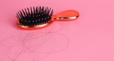 Haarausfall-Ursachen-370x200 Lösungen gegen Haarausfall | Haarausfalltherapien - Haarpigmentierung - Haartransplantation - Haarsysteme