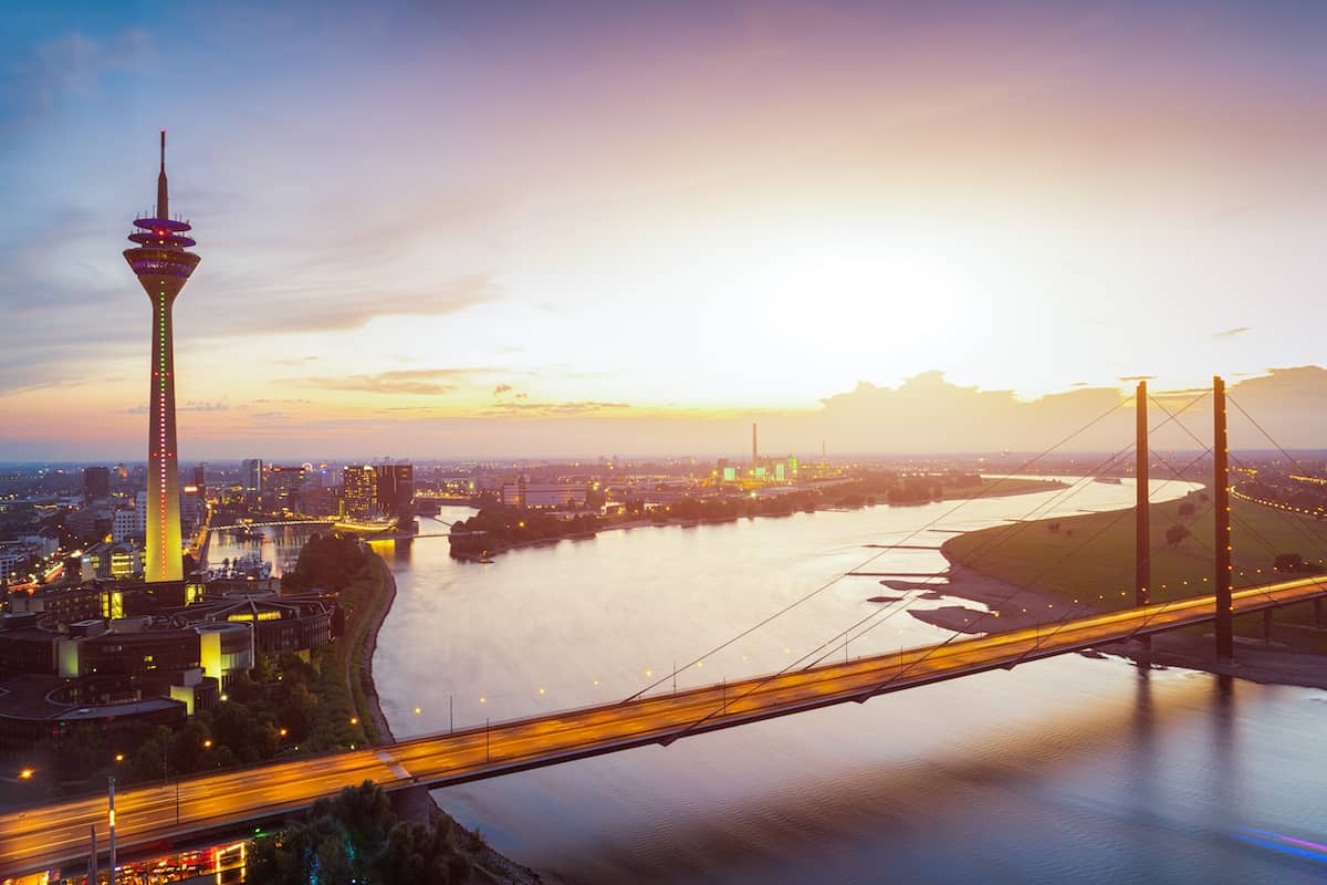 Haartransplantation Düsseldorf: Luftaufnahme von Düsseldorf mit Fernsehturm, Rhein und Brücke