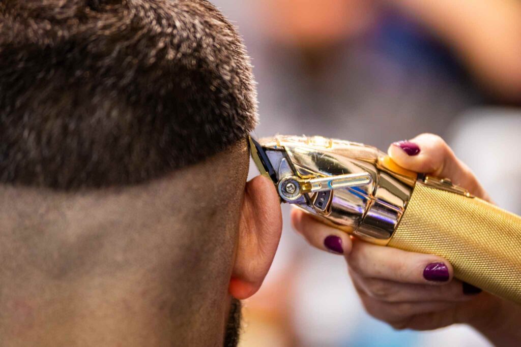 Haare schneiden nach Haartransplantation mit rasierer